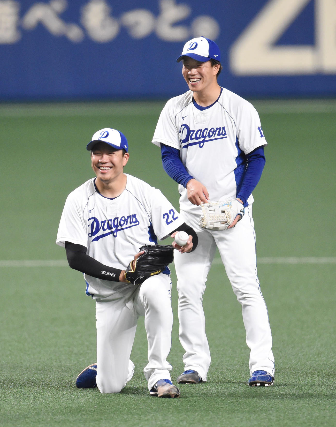 中日投手練習　談笑する大野雄大（左）と柳裕也（右）（撮影・森本幸一）