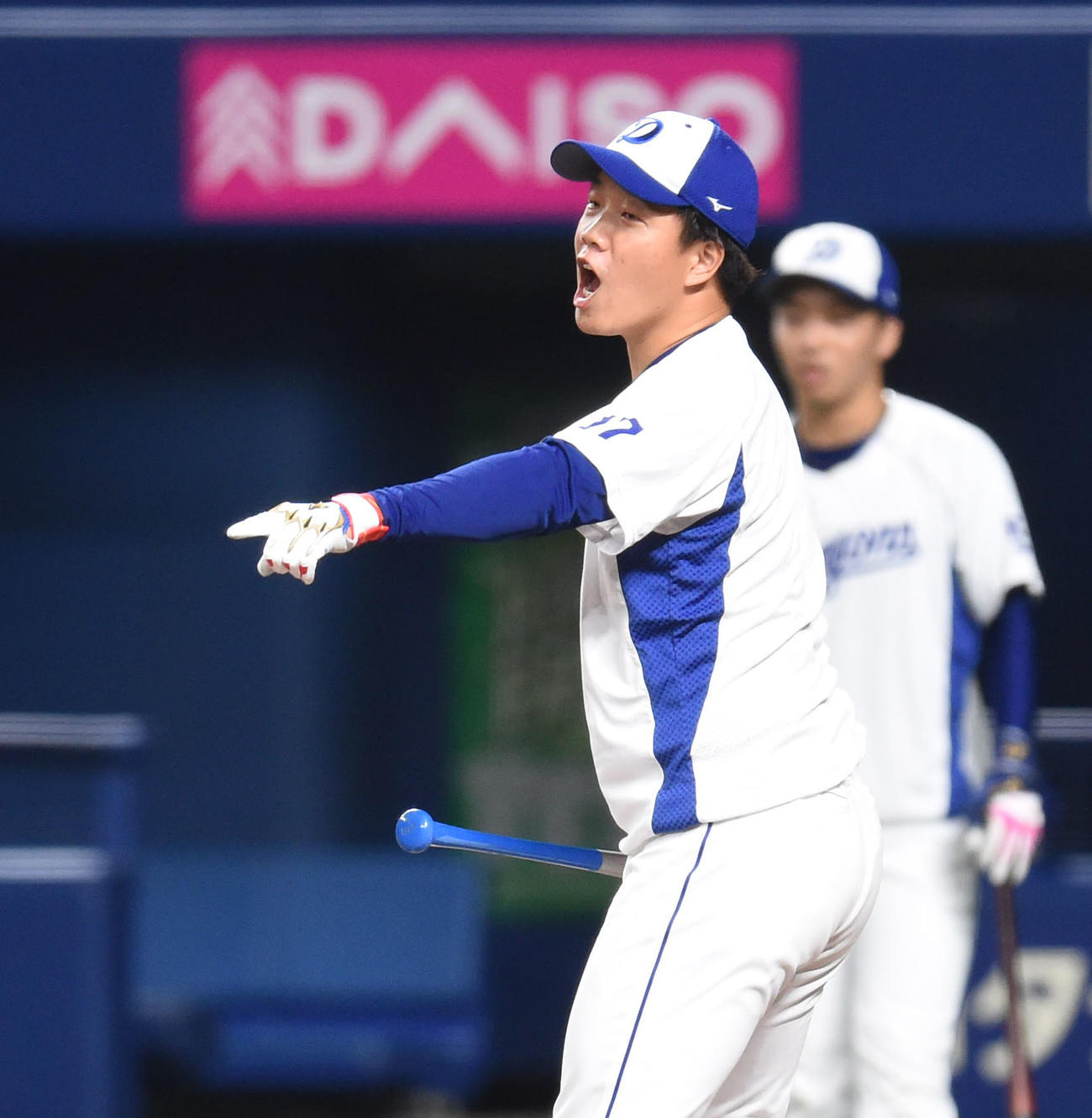 中日投手練習　バント練習をする柳裕也（撮影・森本幸一）