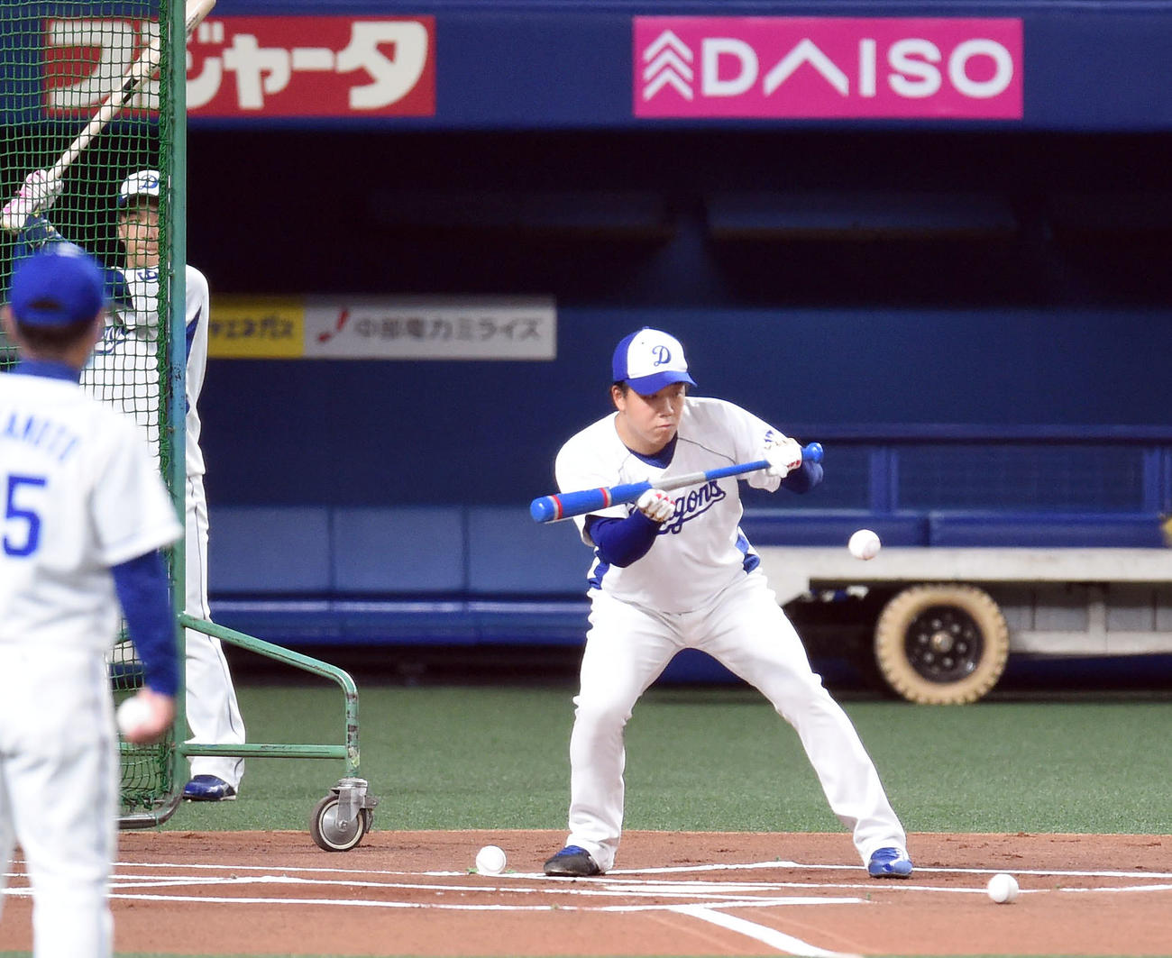 中日投手練習　バント練習をする柳裕也（右）ら投手陣（撮影・森本幸一）