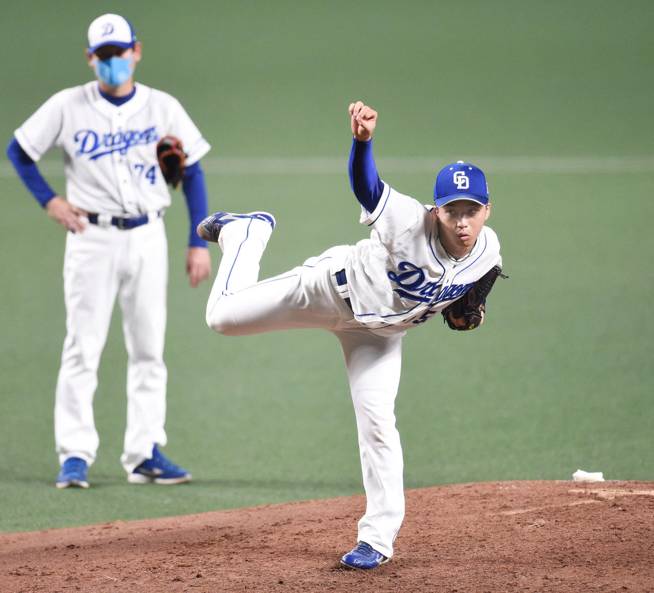 マウンドで投球練習を行った山本。左は阿波野コーチ（撮影・森本幸一）