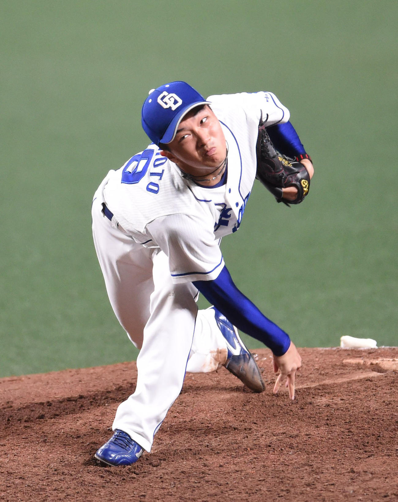 中日投手練習　投手練習　マウンドで投球練習を行った山本拓実（撮影・森本幸一）