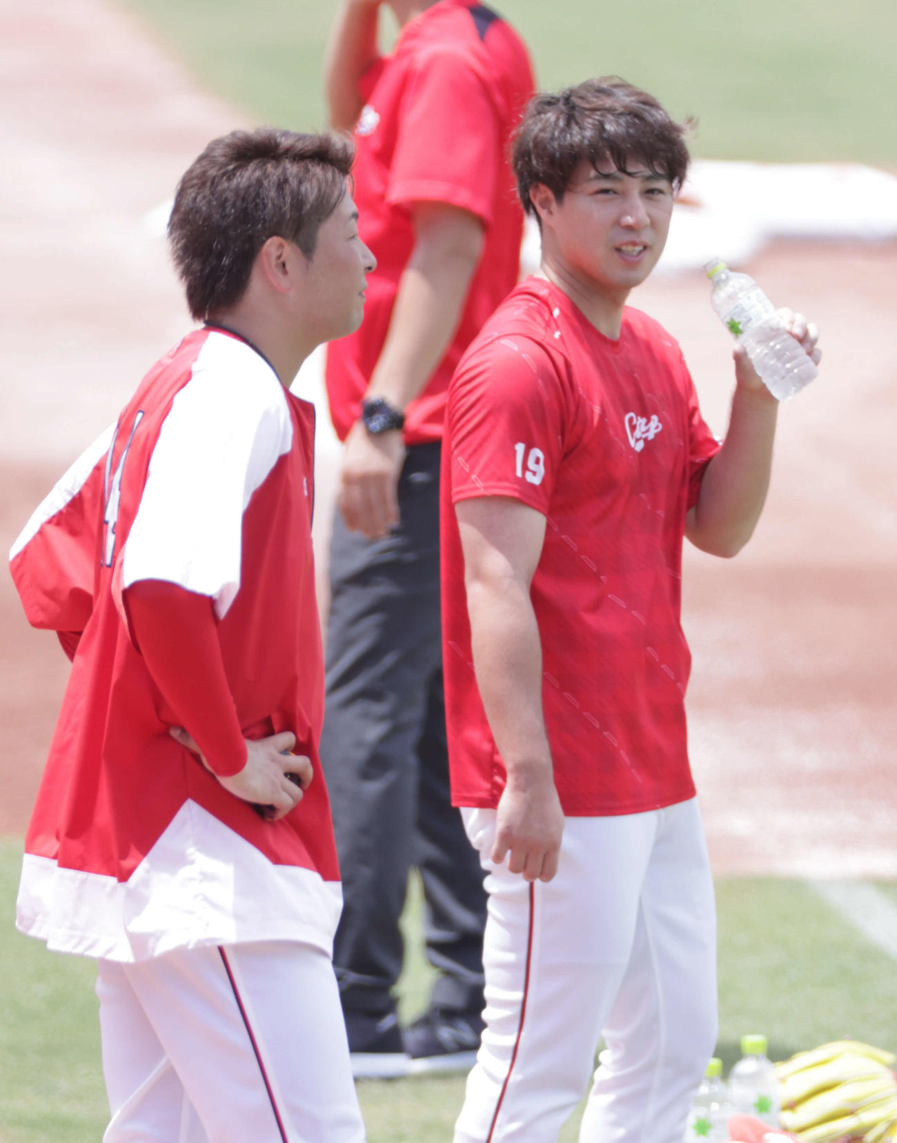 プロ野球広島　投手指名練習　一軍の練習に合流した野村。左は大瀬良（撮影・加藤孝規）