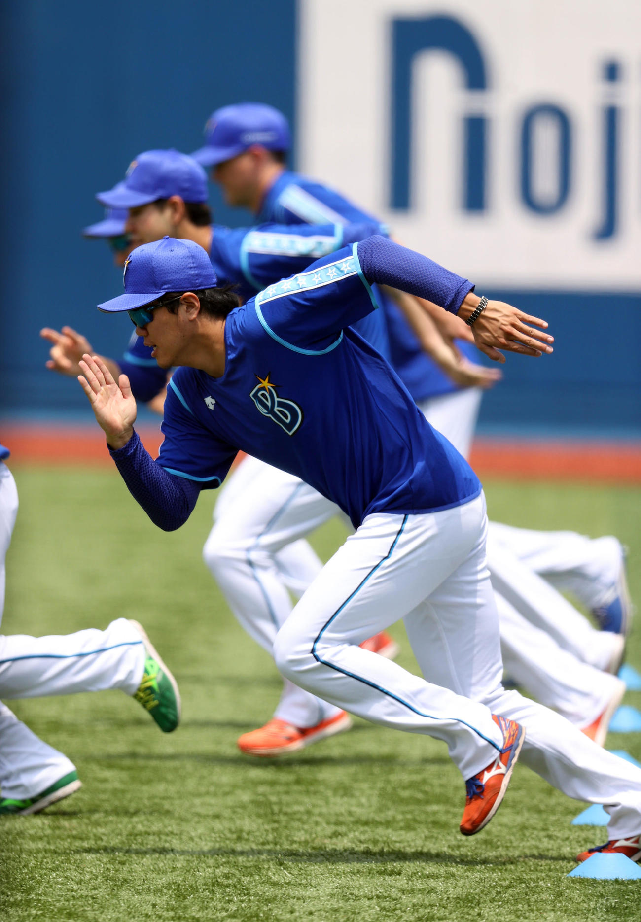 ダッシュをする上茶谷（手前）ら投手陣（撮影・狩俣裕三）