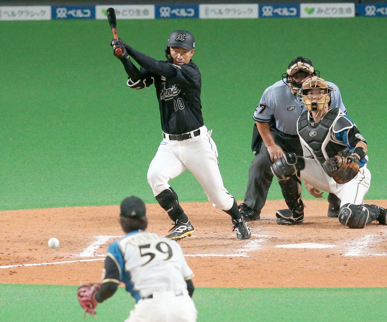18日日本ハム戦、9回2死に移籍後初安打となる中前打を放ったロッテ鳥谷