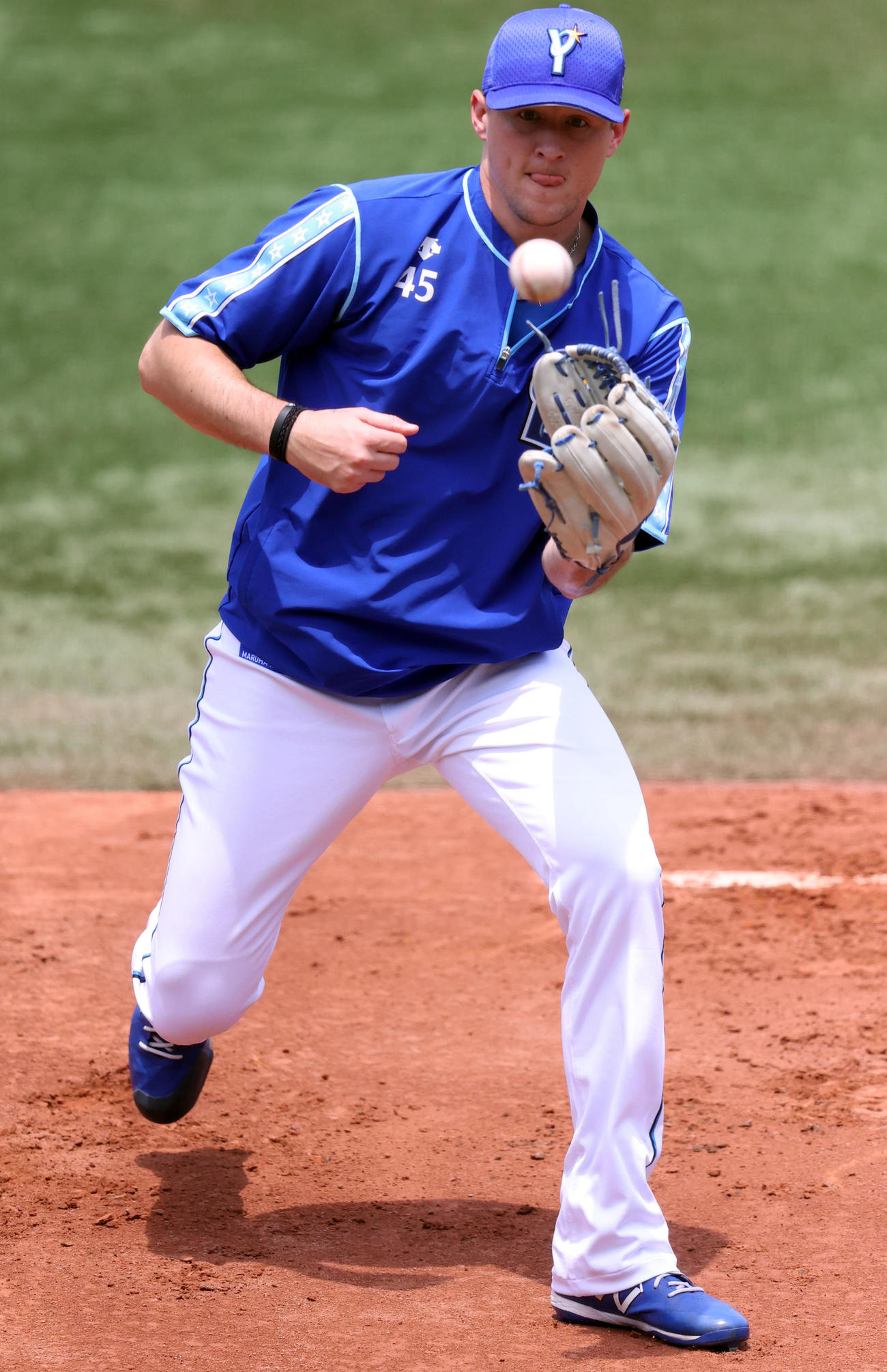 横浜スタジアムのマウンドでノックを受けるピープルズ（撮影・狩俣裕三）