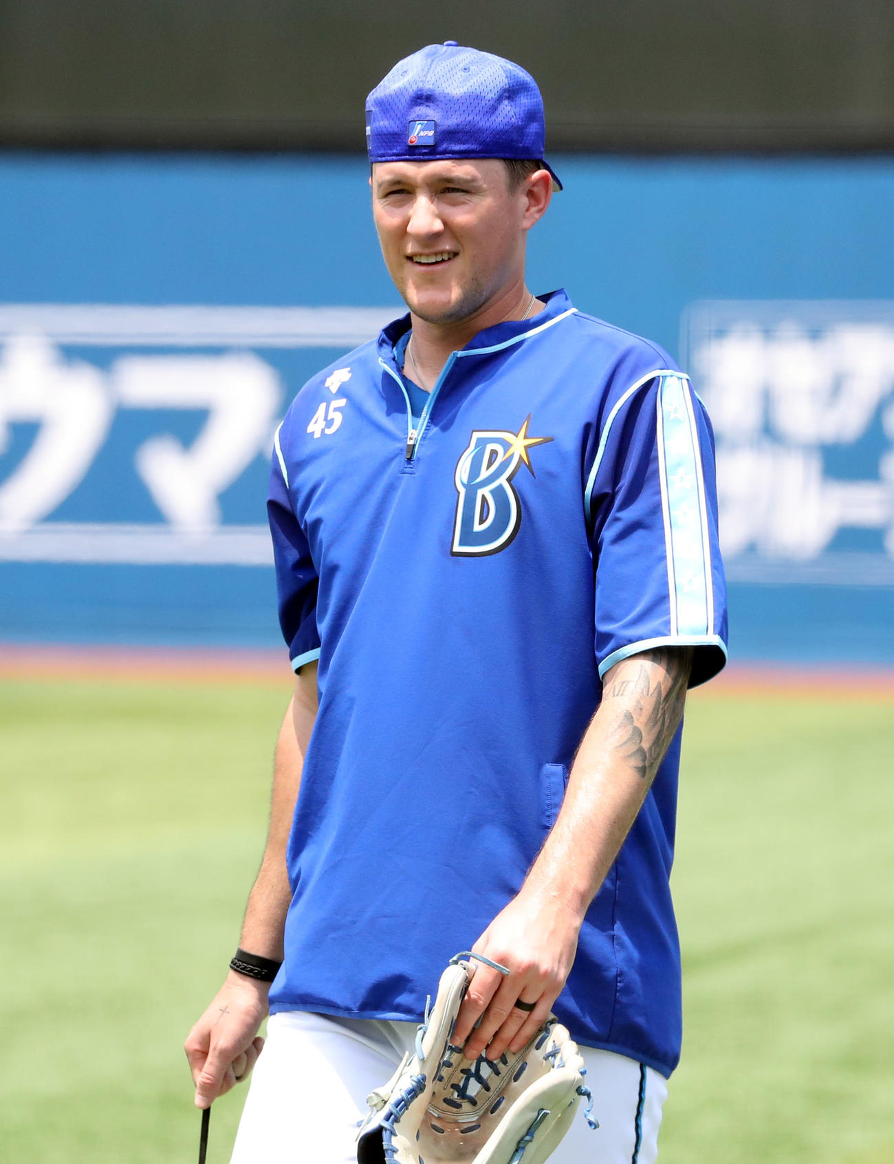 横浜スタジアムでの練習で笑顔を見せるピープルズ（撮影・狩俣裕三）