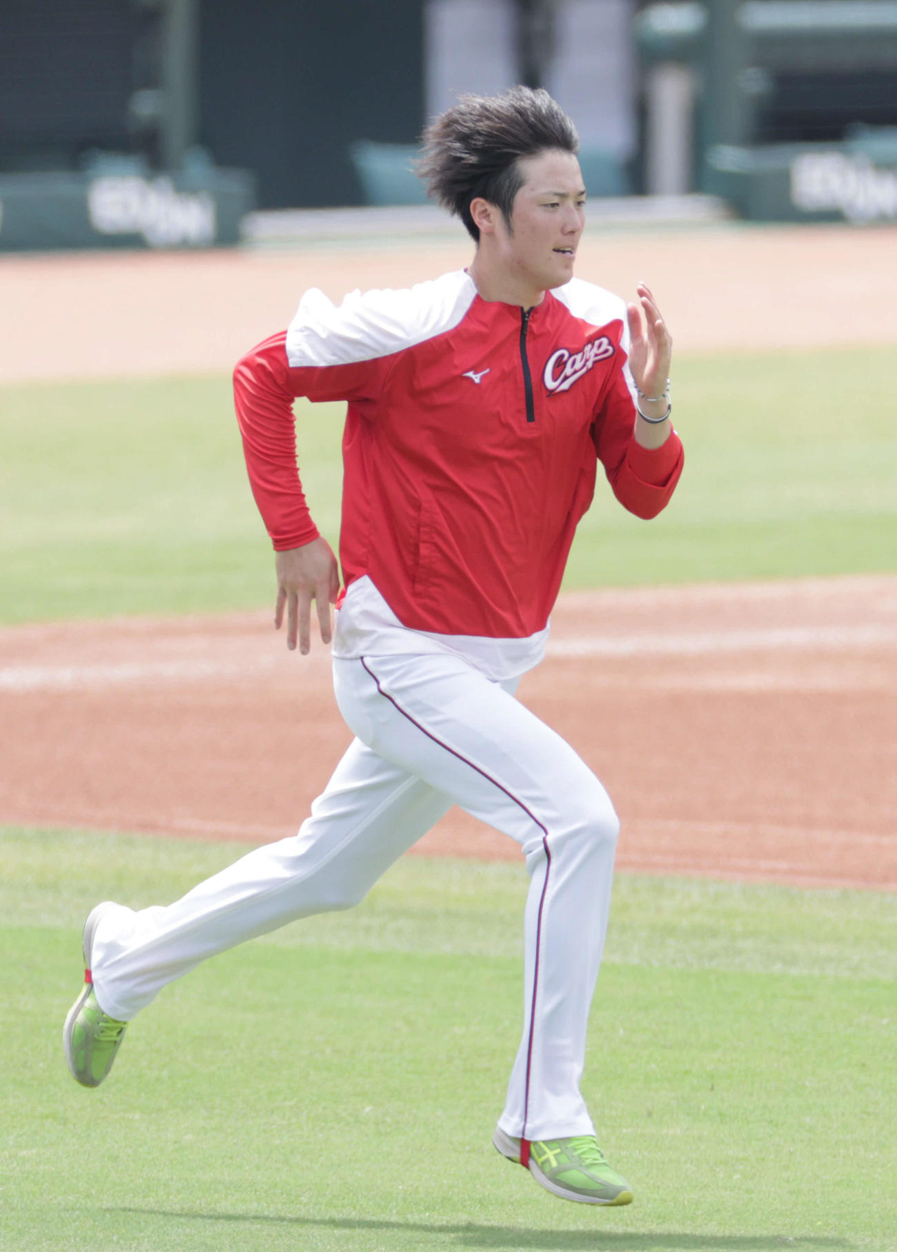 プロ野球広島　投手指名練習　走り込む森下（撮影・加藤孝規）