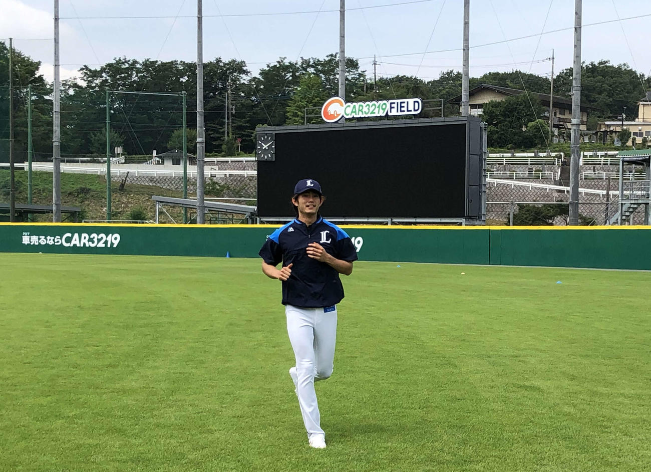 CAR3219フィールドで投手練習を行う西武今井（球団提供）