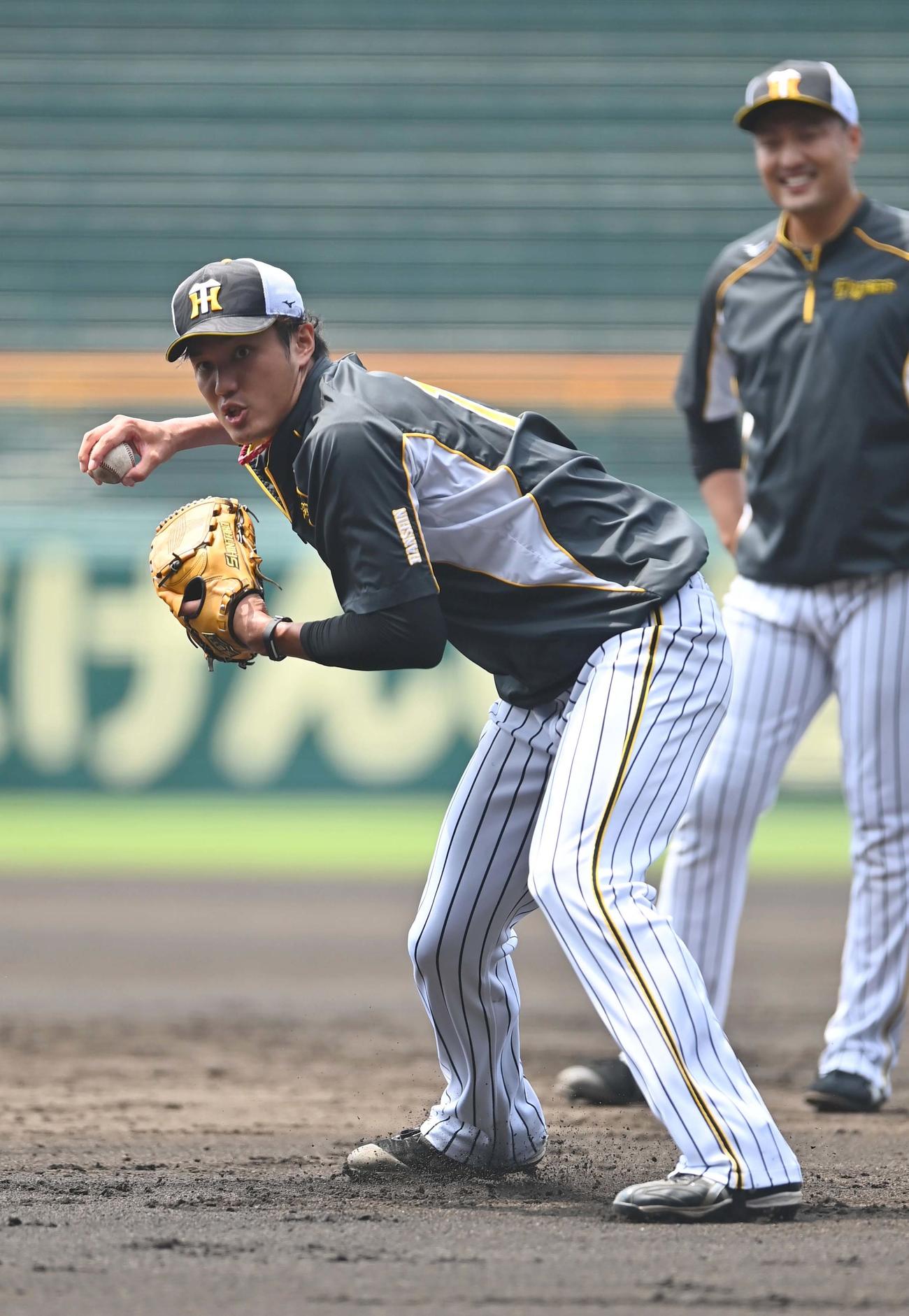 ノックを受けて汗を流す藤浪（撮影・上田博志）