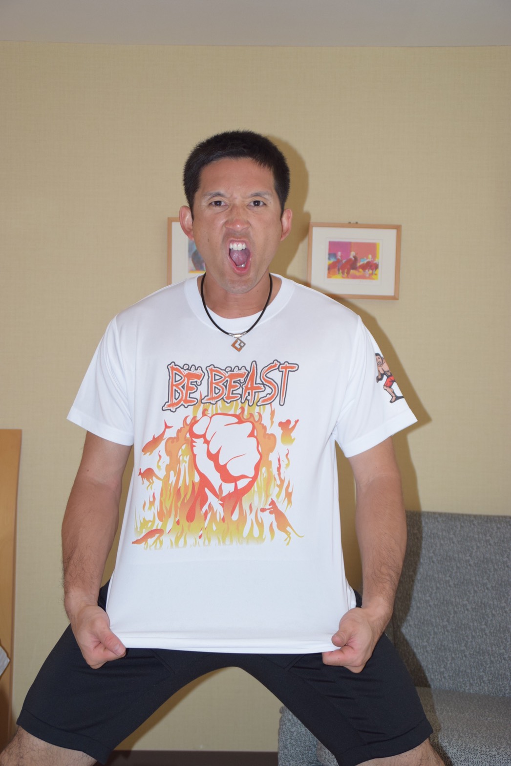 自身がプロデュースしたTシャツの再販決定を受けて、気合十分にアピールする日本ハム杉谷