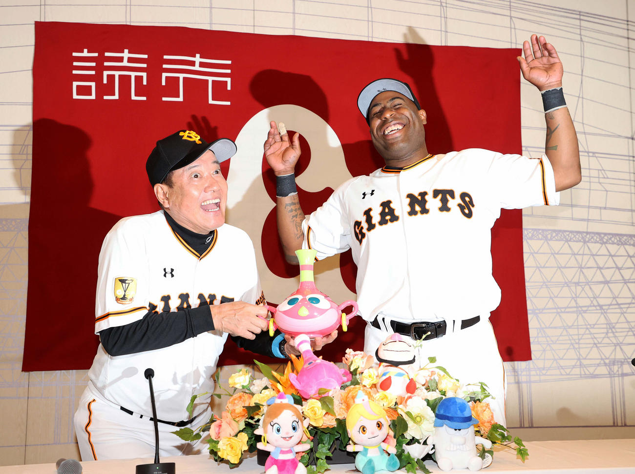 巨人原辰徳監督（左）のくしゃみで呼び出されたウィーラー（2020年6月30日撮影）