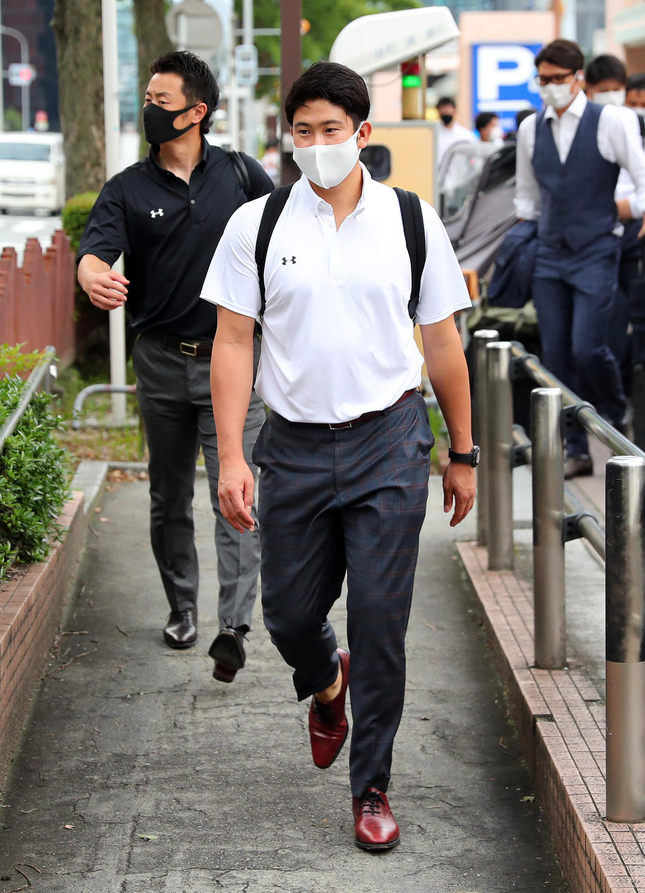 名古屋駅に到着しバスに向かう巨人菅野（中央）（撮影・大野祥一）