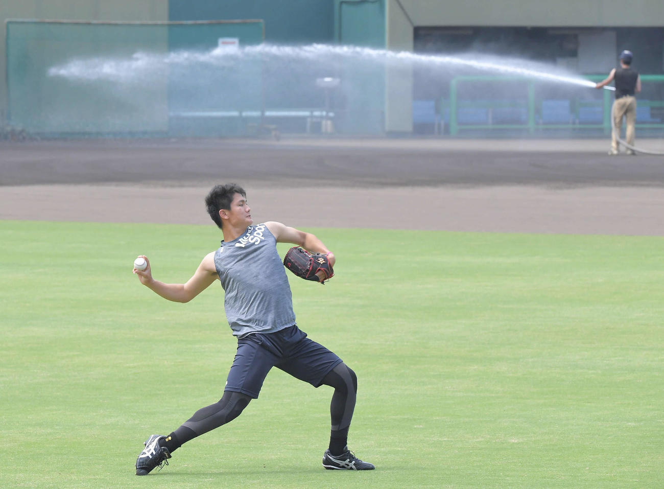 グラウンドに水がまかれる中、キャッチボールする西純（代表撮影）