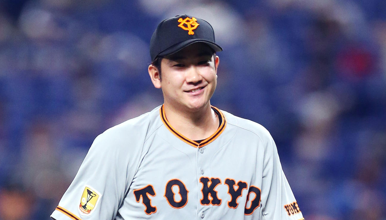 中日対巨人　8回裏2死二塁、大島を三振に仕留め、笑みを浮かべて引き揚げる菅野（撮影・大野祥一）
