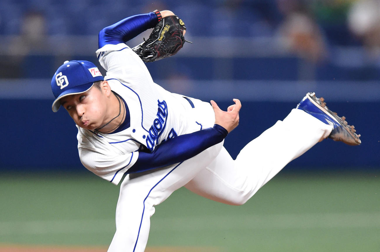 1回表、登板する中日先発の山本拓実（撮影・森本幸一）