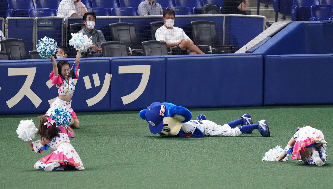 中日対巨人　8回表開始前、バク宙に失敗するドアラ（撮影・江口和貴）