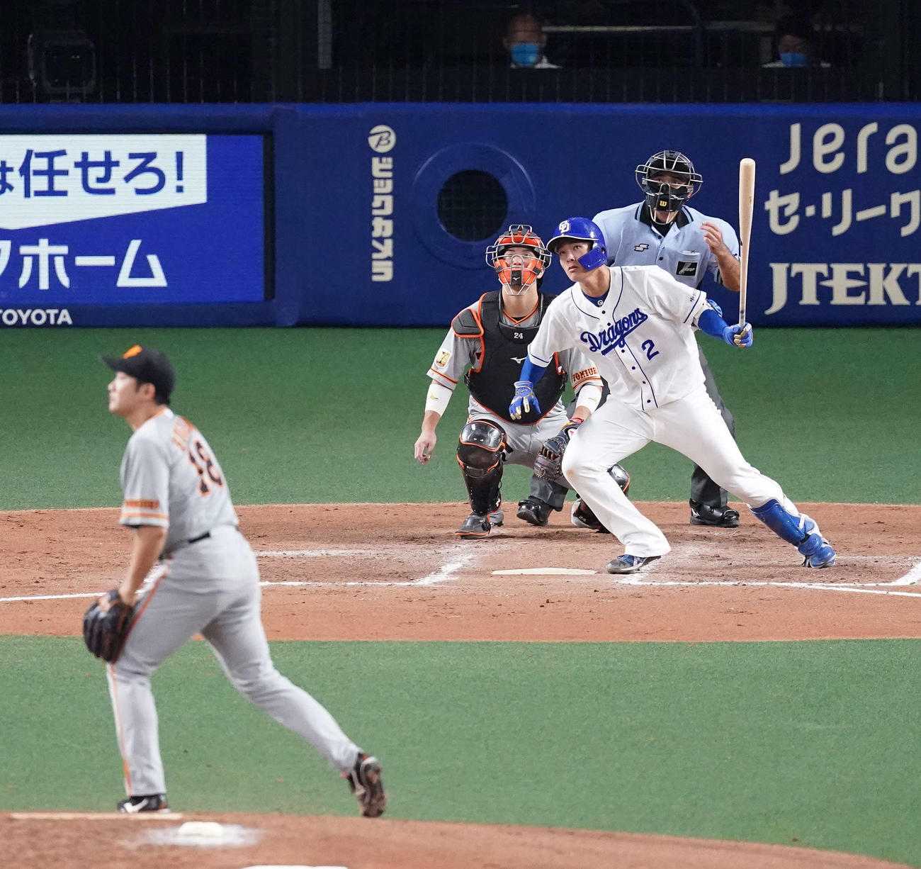 中日対巨人　8回裏中日無死、丸佳浩の落球で出塁する石川昴。投手菅野（撮影・江口和貴）