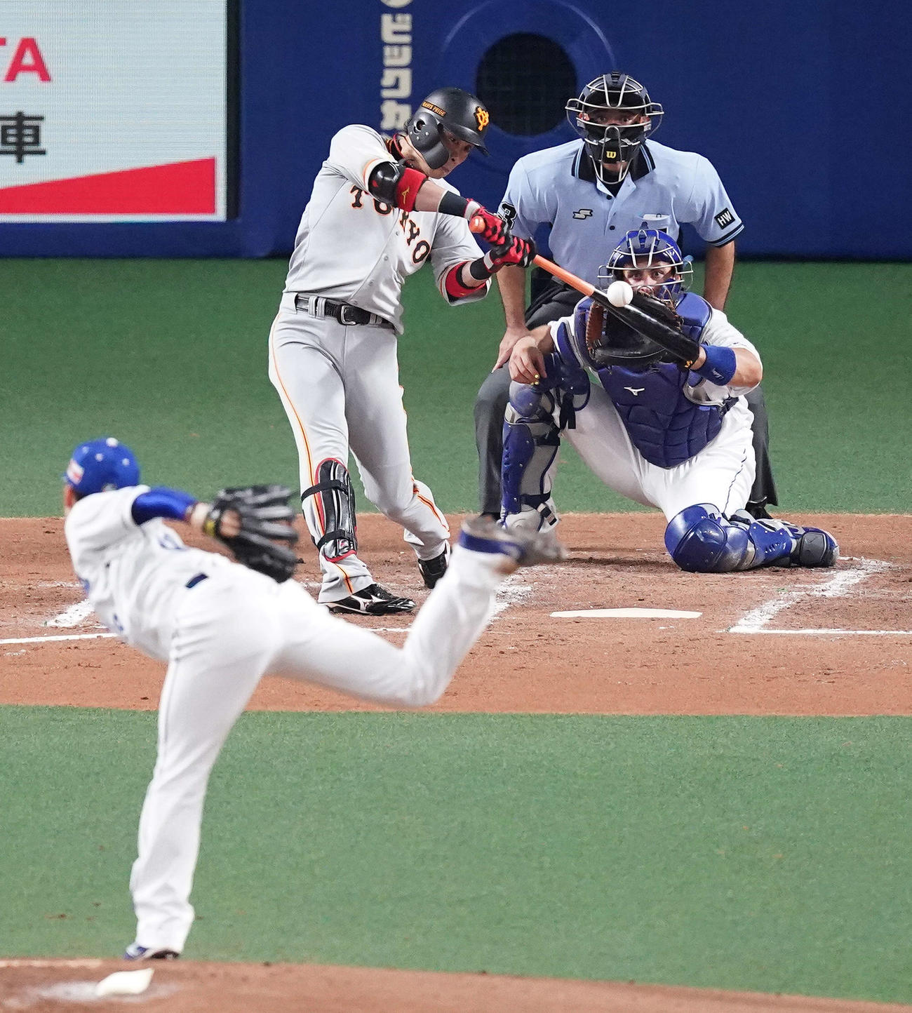 中日対巨人　3回表巨人1死一、二塁、左前に先制適時打を放つ亀井。投手山本（撮影・江口和貴）