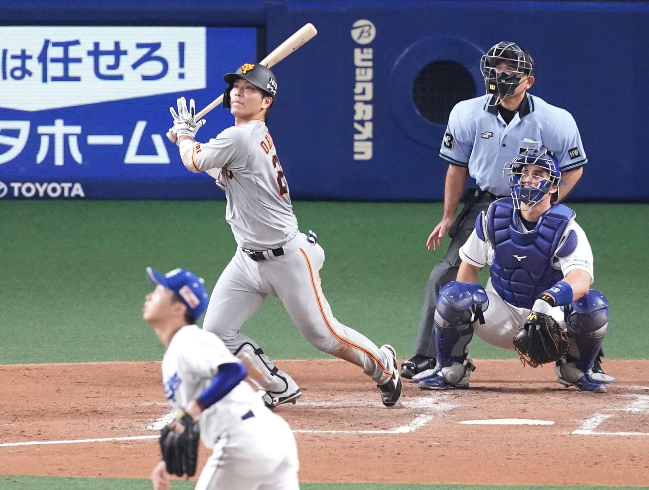 中日対巨人　4回表巨人無死、右越えソロ本塁打を放つ大城。投手山本（撮影・江口和貴）