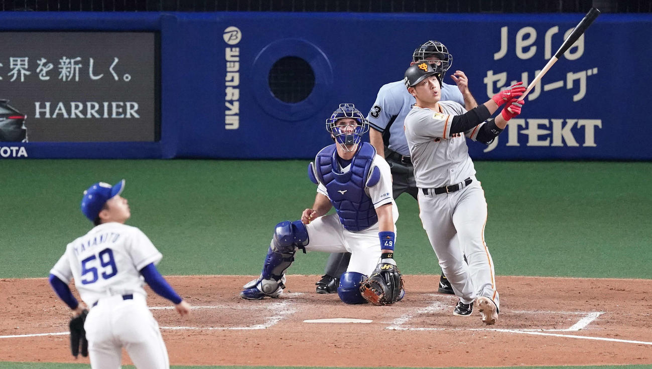 中日対巨人　5回表巨人2死一塁、左越え2点本塁打を放つ岡本和真。投手山本（撮影・江口和貴）