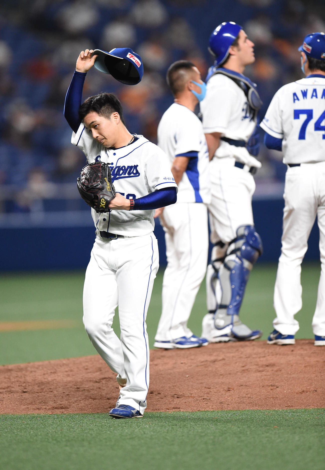 5回表巨人2死一塁、マウンドを降りる中日先発の山本拓実（撮影・森本幸一）