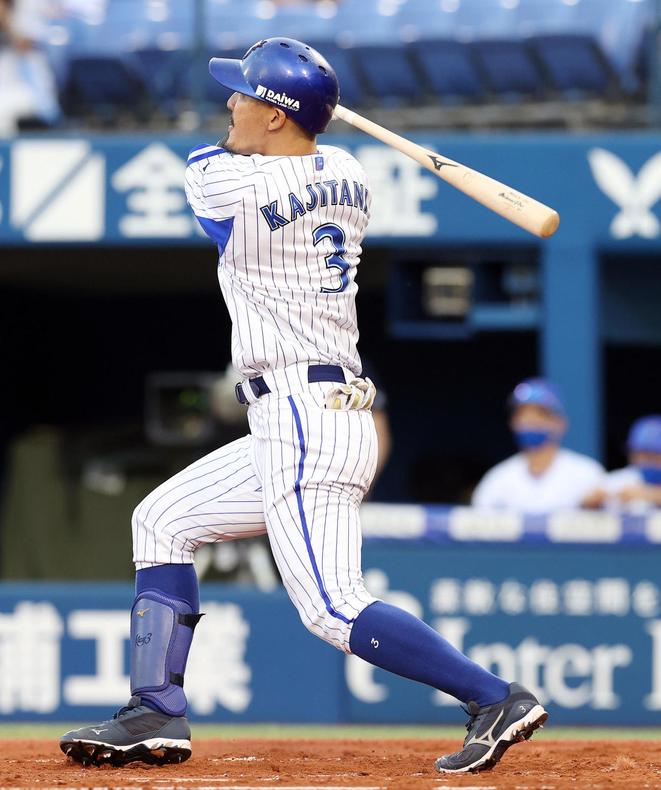 DeNA対ヤクルト　1回裏DeNA無死、右越えソロ本塁打を放つ梶谷（撮影・垰建太）