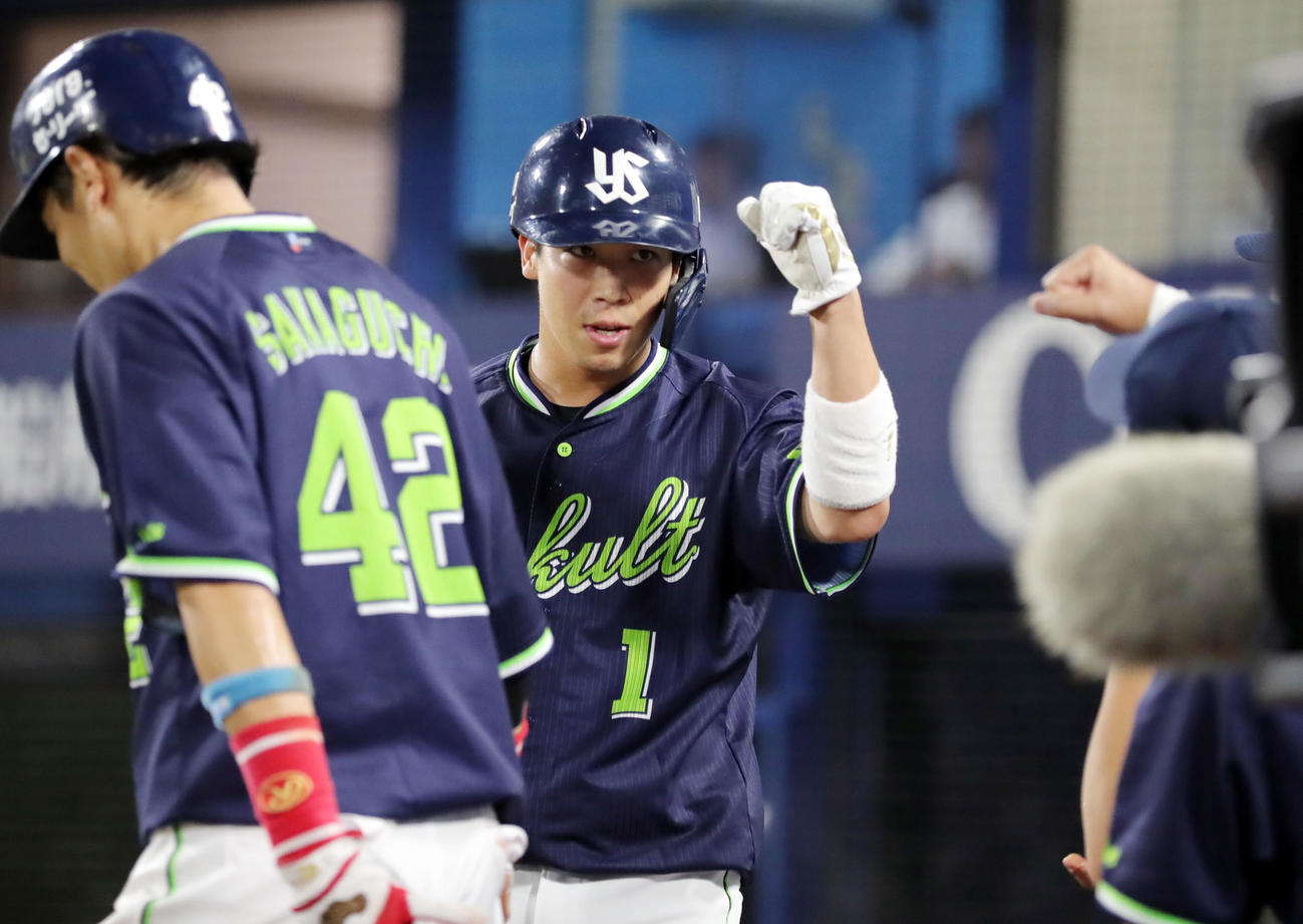 DeNA対ヤクルト　5回表ヤクルト無死一、二塁、青木の適時二塁打で生還しナインの出迎えを受ける山田哲（撮影・垰建太）