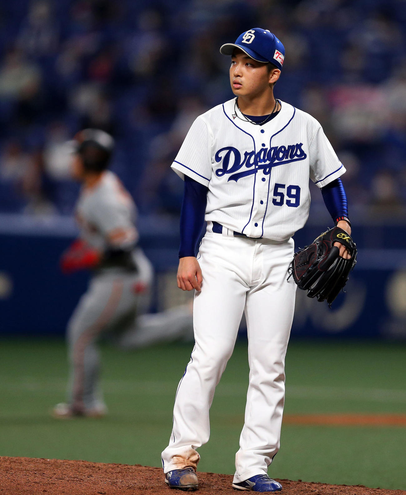 中日対巨人　5回表巨人2死一塁、岡本（左）に本塁打を浴びる山本（撮影・大野祥一）