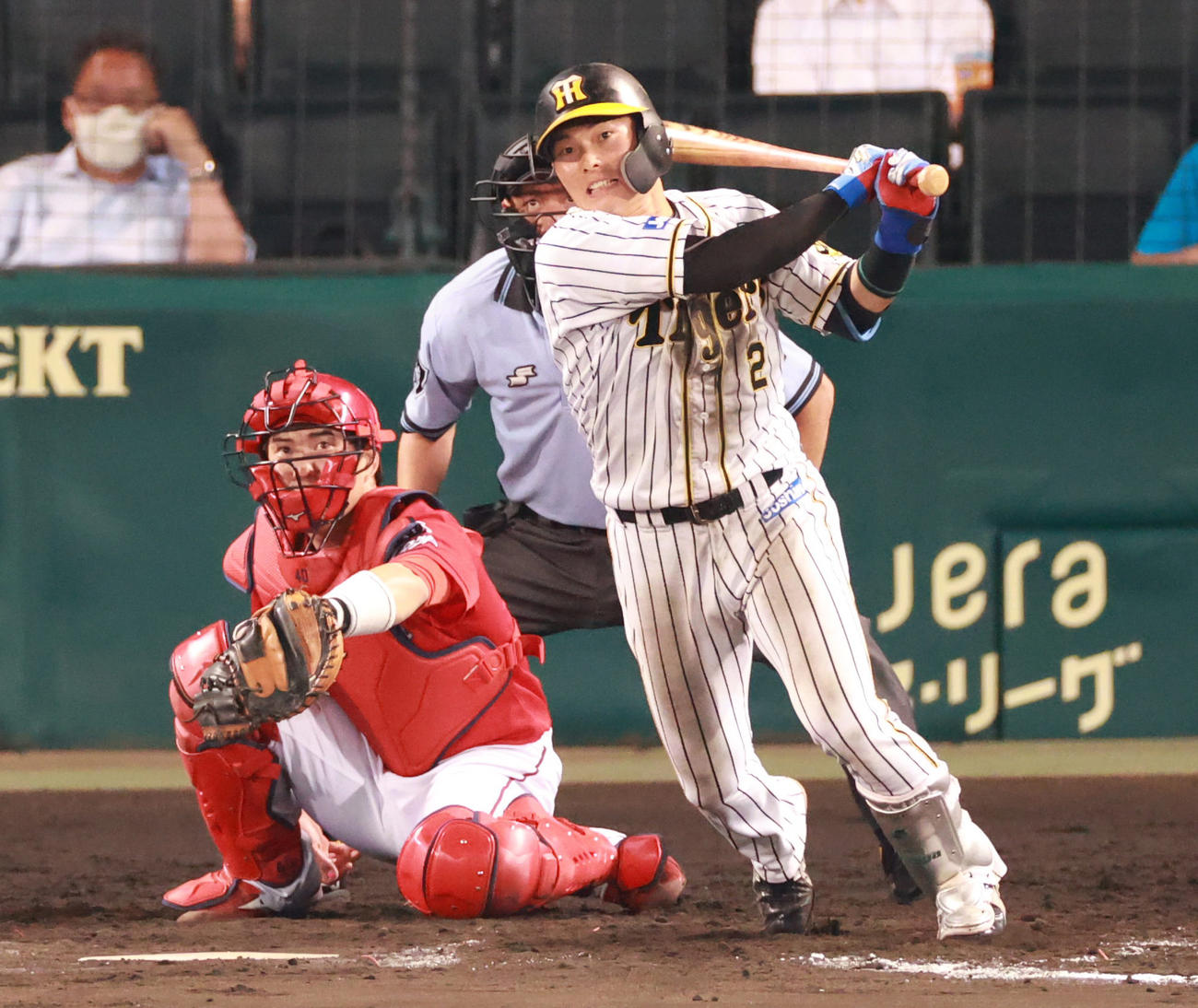 阪神対広島　8回裏阪神2死二塁、中越え適時二塁打を放つ北條史也（撮影・清水貴仁）