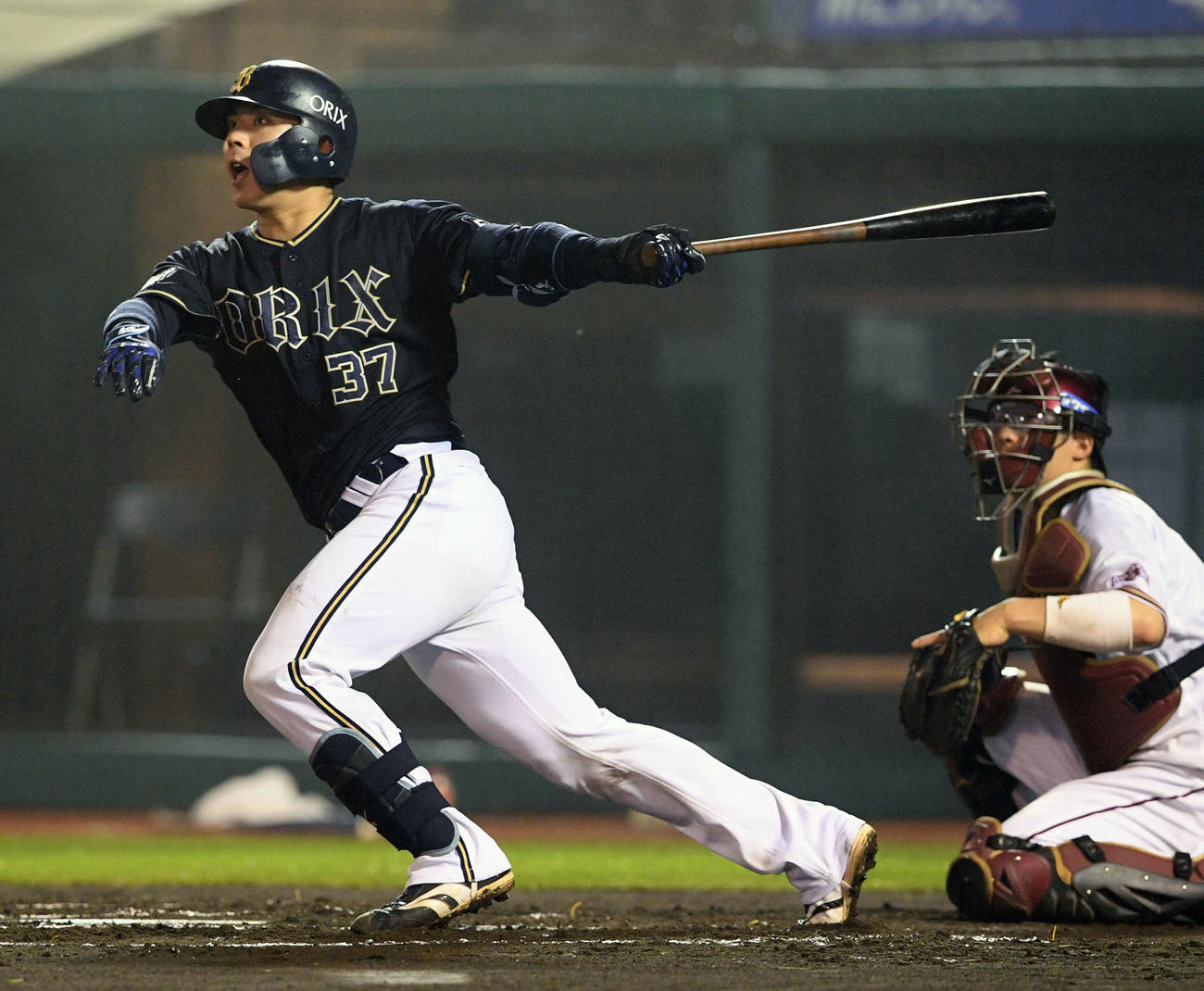楽天対オリックス　6回表オリックス1死満塁、左越え満塁本塁打を放つ若月（撮影・滝沢徹郎）