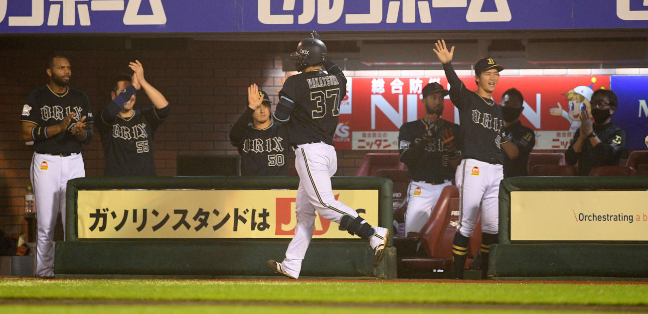 楽天対オリックス　6回表オリックス1死満塁、逆転の左越え満塁本塁打を放った若月（手前）は生還しナインから祝福される（撮影・滝沢徹郎）