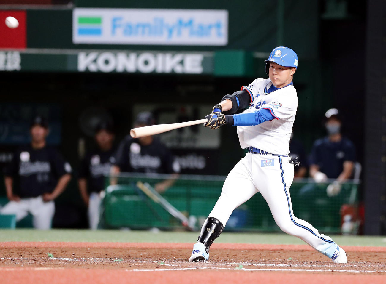 西武対ロッテ　5回裏西武1死二、三塁、鈴木は勝ち越し犠飛を放つ（撮影・浅見桂子）