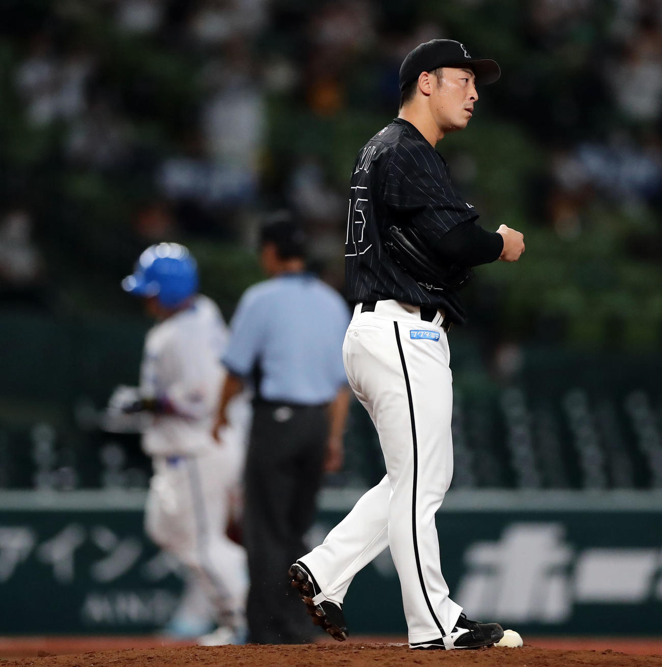 西武対ロッテ　2回裏西武2死、中村（後方）にソロ本塁打を許し、首をかしげる美馬（撮影・浅見桂子）