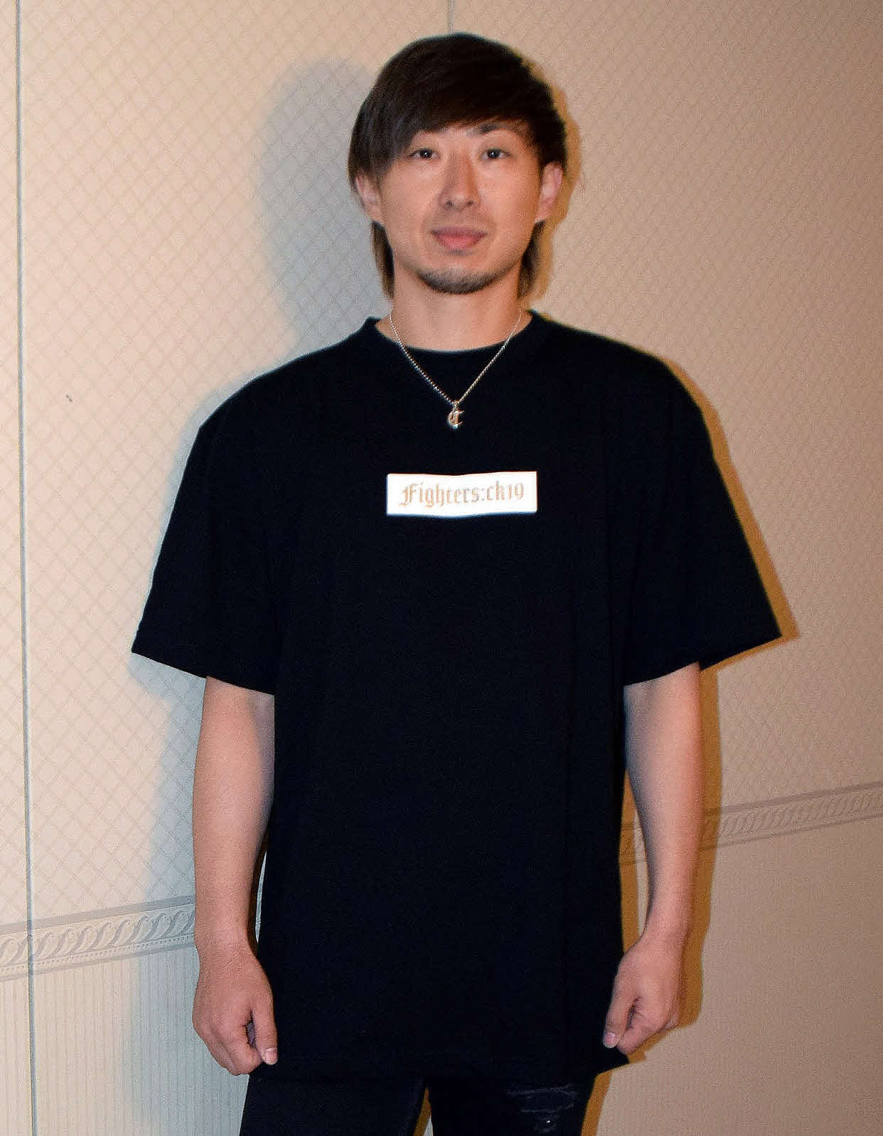 自身がプロデュースしたTシャツを着用する日本ハム金子（球団提供）