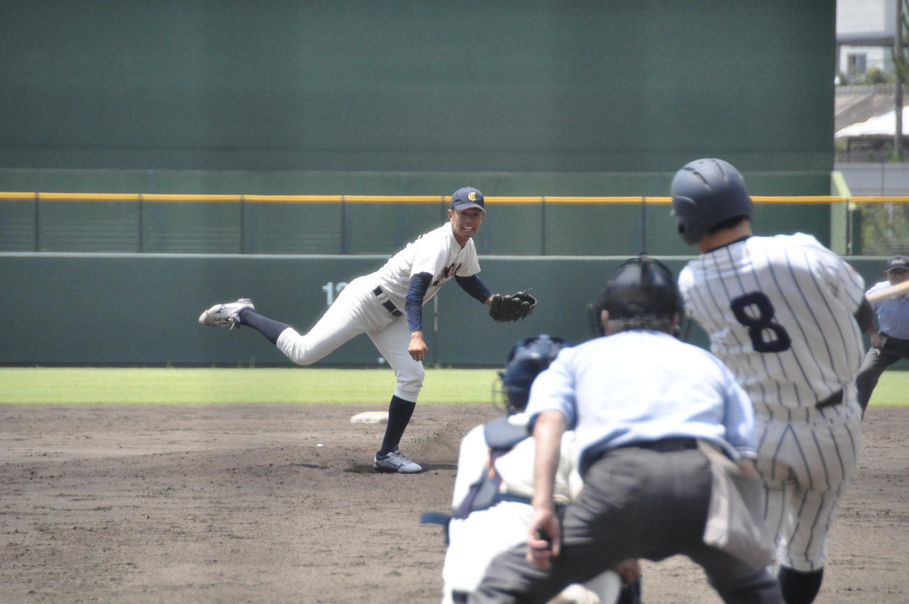 大商大－龍谷大　5回2死満塁、大商大・吉川貴大投手（4年＝開星）は龍谷大2番秋山海都外野手（4年＝愛工大名電）を三邪飛に打ち取る