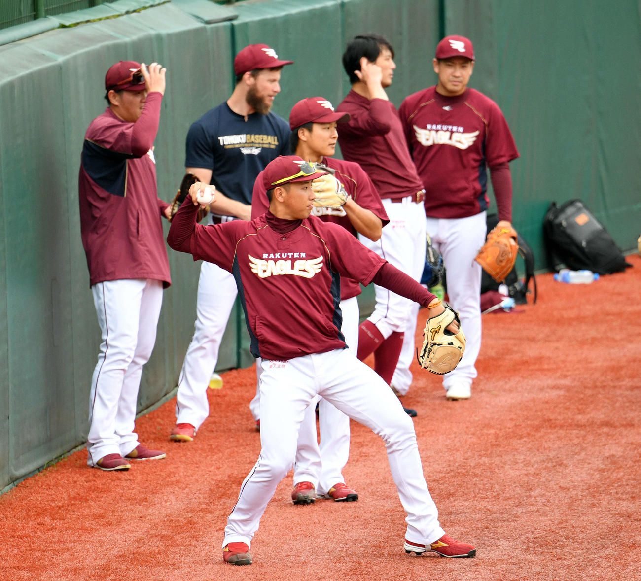 楽天対オリックス　1軍に合流し試合前練習でノックを受ける楽天藤平（手前）（撮影・滝沢徹郎）