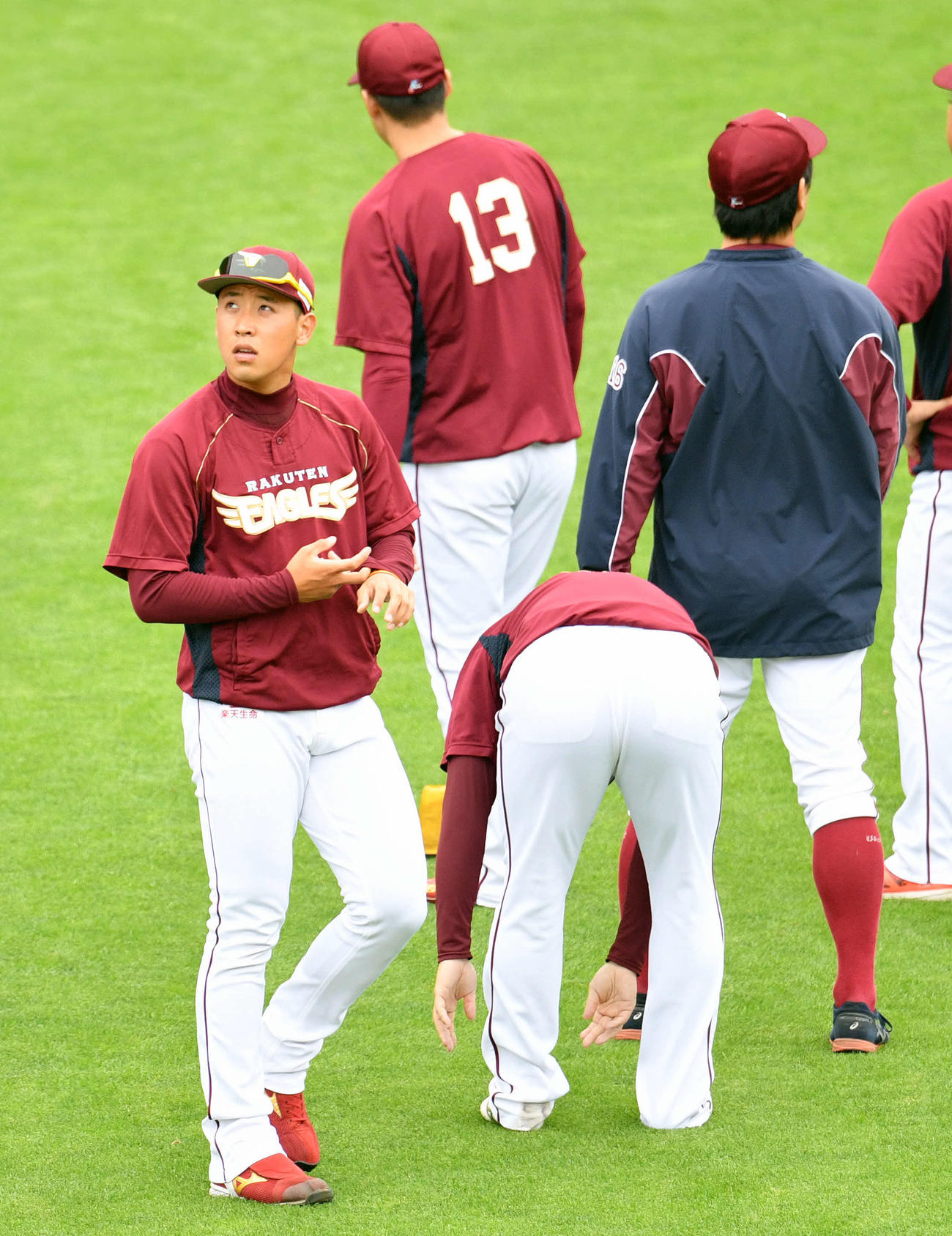 楽天対オリックス　1軍に合流し試合前練習する楽天藤平（手前左）（撮影・滝沢徹郎）