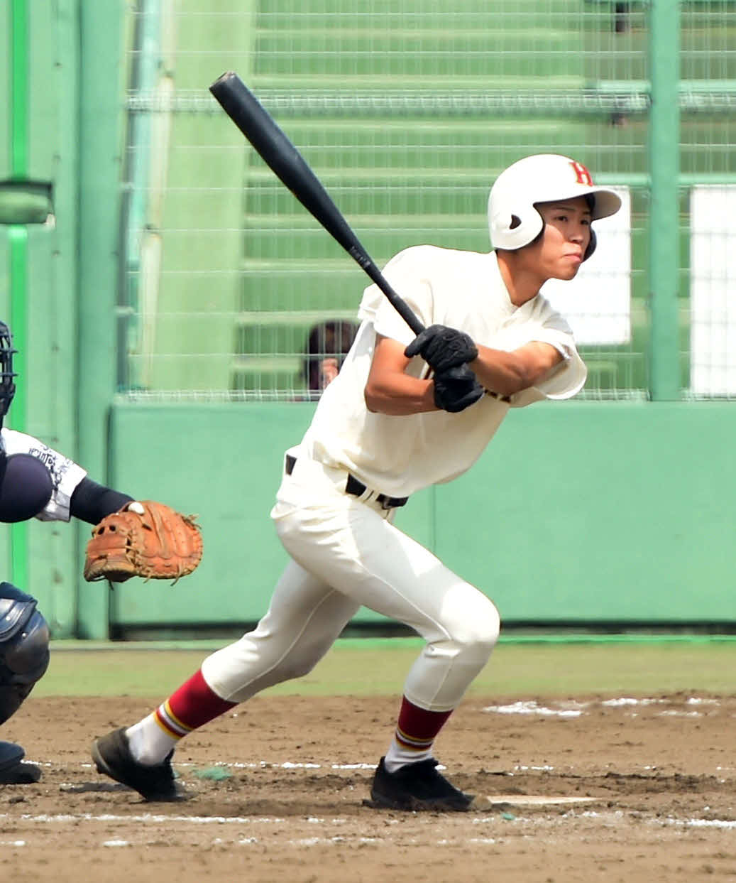 八戸西対弘前実　2回裏弘前実2死一、三塁、右越え2点二塁打を放つ長内（撮影・山田愛斗）