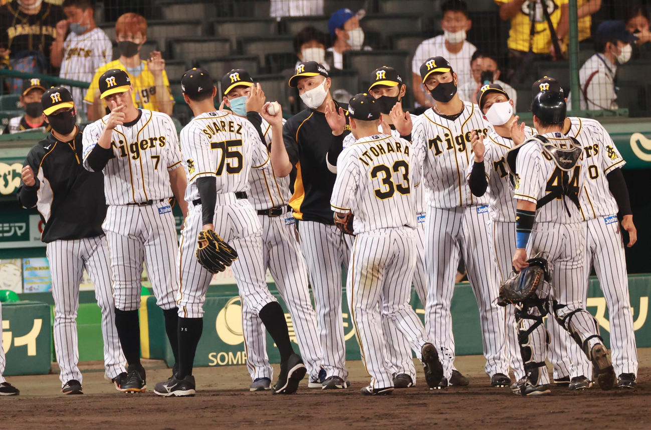 阪神対広島　快勝しロベルト・スアレスからウイニングボールを受け取る秋山拓巳（中央）（撮影・清水貴仁）