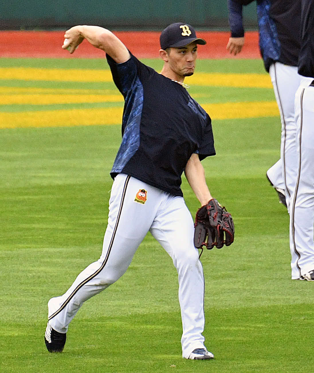 楽天対オリックス　試合前練習でキャッチボールするオリックス鈴木（撮影・滝沢徹郎）