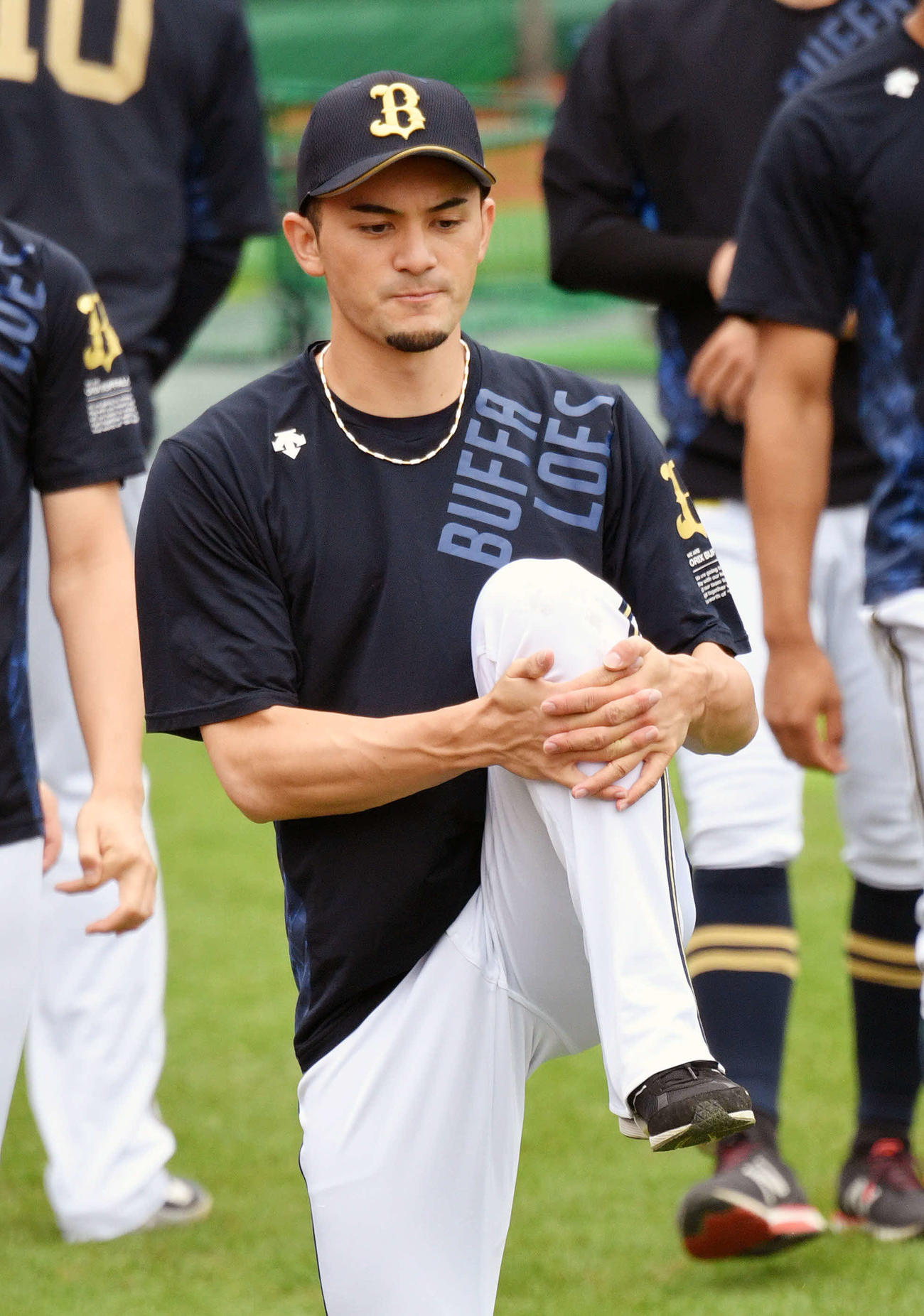 楽天対オリックス　試合前練習でウオーミングアップするオリックス鈴木（撮影・滝沢徹郎）