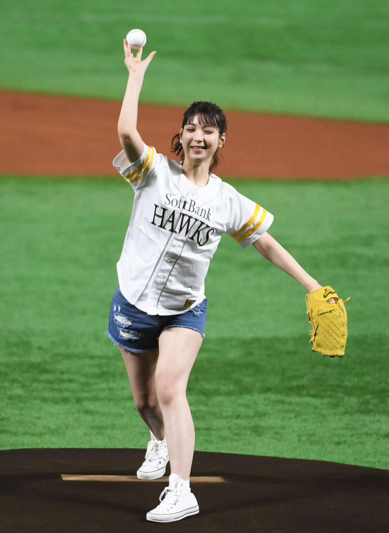 始球式を務めるHKT48の松岡菜摘（撮影・今浪浩三）