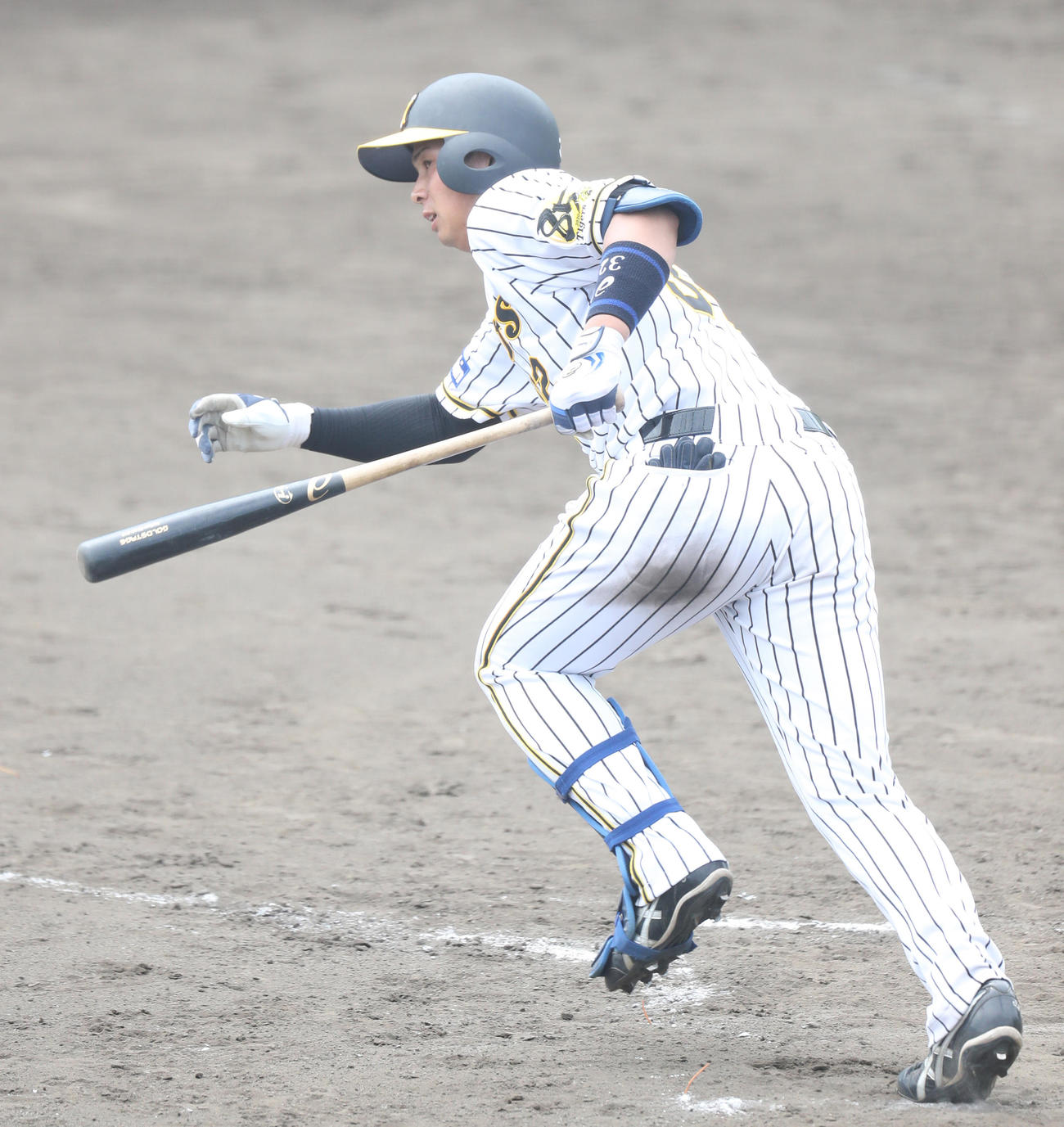 三菱重工神戸との練習試合で4回、阪神2軍井上は左前打を放つ