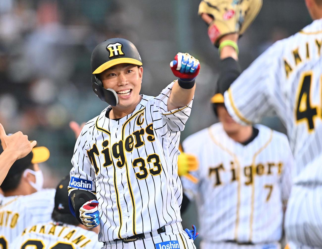 3回裏阪神2死一塁、左越えに勝ち越し2点本塁打を放ちナインの出迎えに笑顔を見せる糸原（撮影・上田博志）