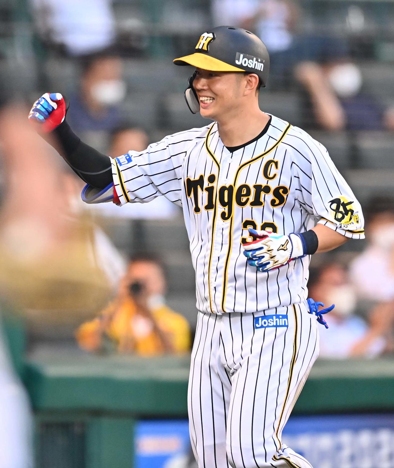 3回裏阪神2死一塁、左越えに勝ち越し2点本塁打を放ちガッツポーズで笑顔を見せる糸原（撮影・上田博志）