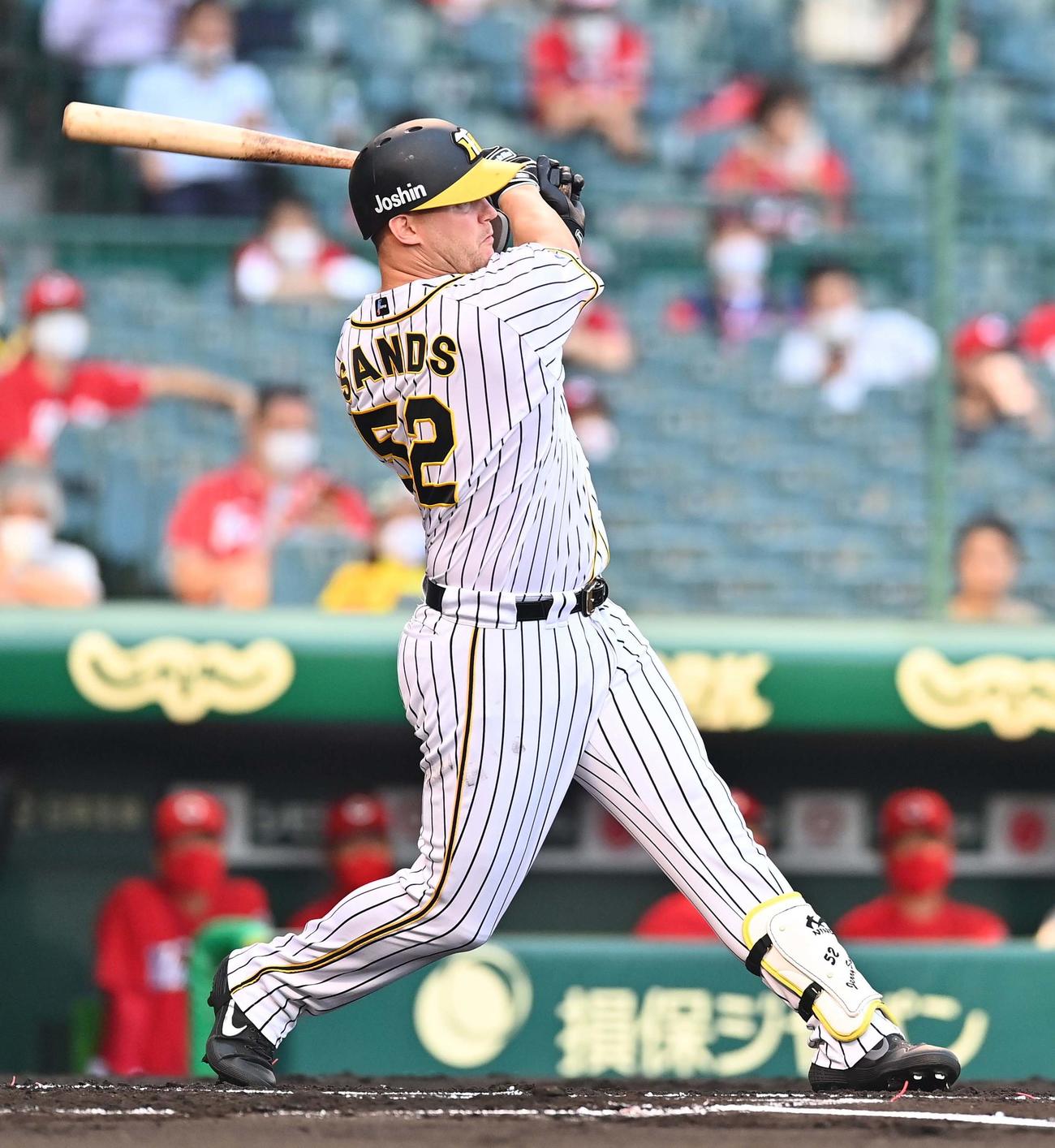 1回裏阪神2死、中越えへ同点ソロ本塁打を放つジェリー・サンズ（撮影・上田博志）