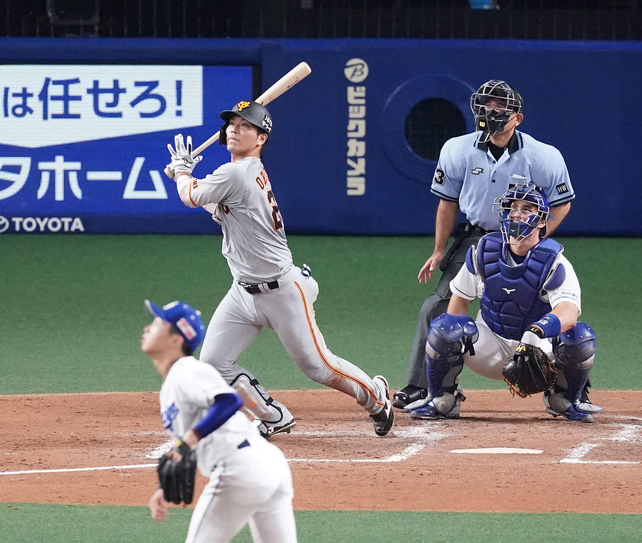 中日対巨人　4回表巨人無死、右越えソロ本塁打を放つ大城。投手山本（撮影・江口和貴）