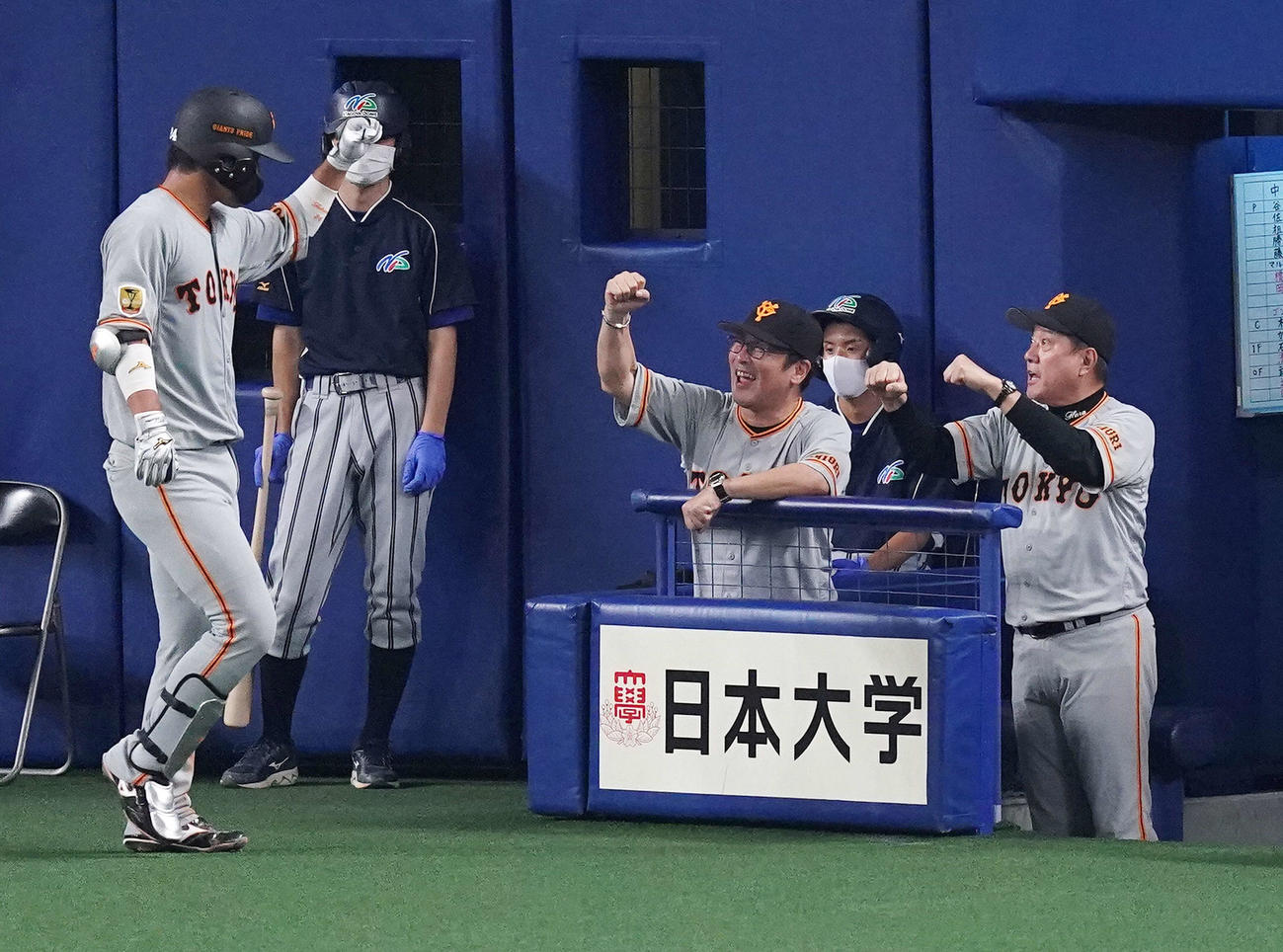 中日対巨人　4回表巨人無死、ソロ本塁打を放った大城（左）にガッツポーズを見せる原監督（右）。中央は元木ヘッドコーチ（撮影・江口和貴）