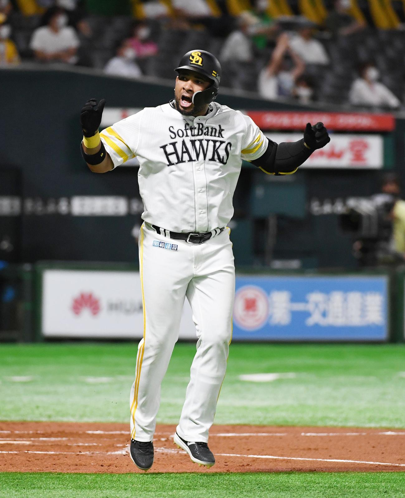 ソフトバンク対日本ハム　2回裏ソフトバンク1死、ウラディミール・バレンティンは中越えに先制のソロ本塁打を放ち、ベンチに向かって手をたたく（撮影・今浪浩三）