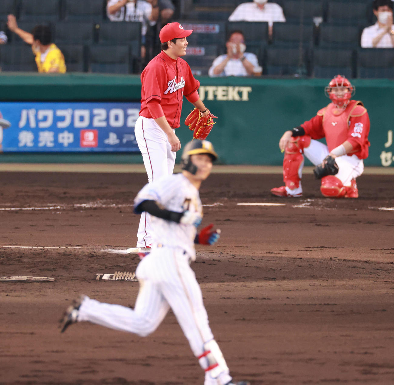 阪神対広島　3回裏阪神2死一塁、糸原健斗に左翼ポール際へ勝ち越し2点本塁打を浴びてしまう九里亜蓮（撮影・清水貴仁）